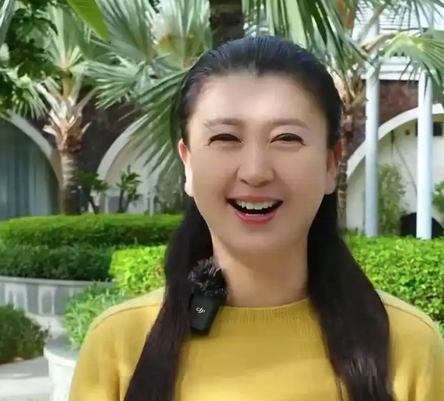 演员闫学晶陷“哭穷”争议，儿子首发声：网上所有的回应都不实