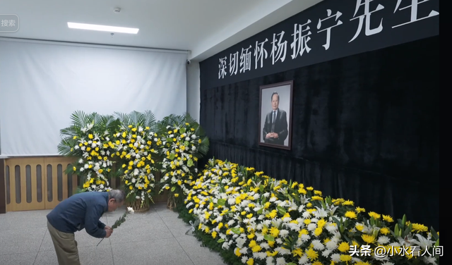 杨振宁刚去世，翁帆终于发声，字字催泪，清华大学吊唁堂细节感人