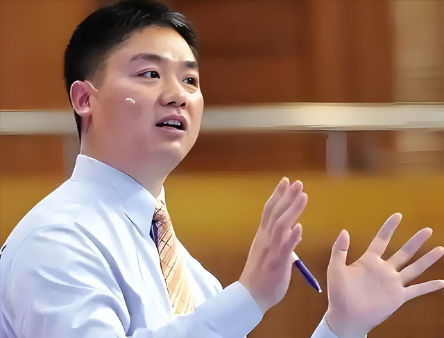 亲情重要还是金钱重要？就算如今的刘强东，面对儿子时也充满遗憾