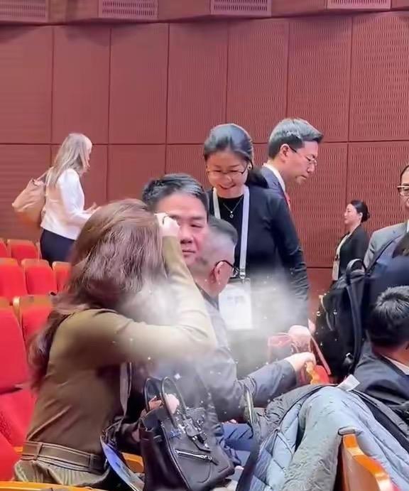 刘强东带章泽天见特朗普，谁料56万爱马仕包成功抢镜，她笑容更甜