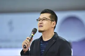 评论员杨毅发声力挺易建联引发热议，被指没有说服力，小心被反噬图片