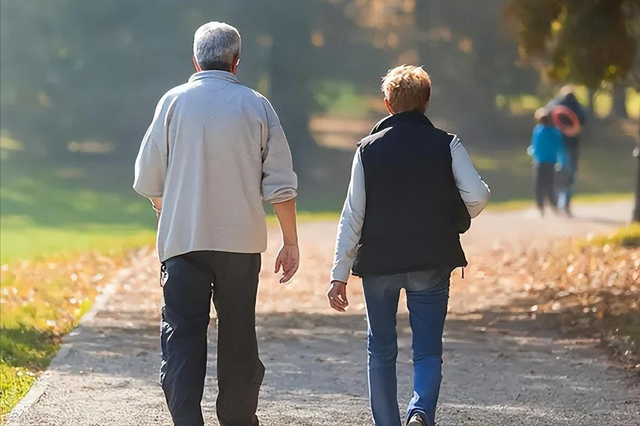 医生发现：坚持走路锻炼的老人	，过不了半个月，会迎来4大变化