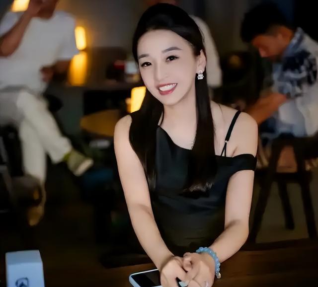 保时捷女销冠后续，1年前生活照朋友圈被扒，家境丈夫职业被曝光