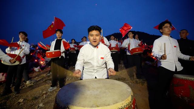 贺兰山滚钟口：游客在阅山河中歌唱祖国