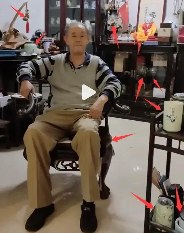 曝南博前院长小情人无数，玩弄女下属时被撞见，岳父身份不简单