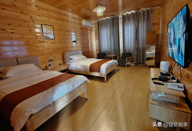 阿克苏野鸭湖景区芦花绽放与湖水交相辉映成为游客热门旅游打卡地