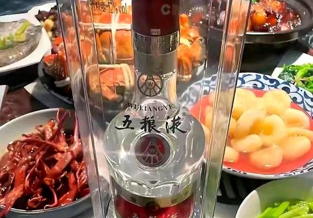 太丢人了，北京一大爷参加酒席，随礼200，竟连喝带拿6瓶五粮液