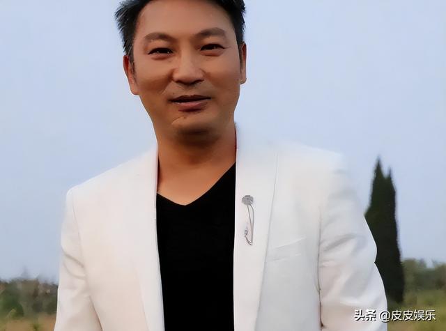 因拒绝给伴舞签名被害到毁容，沦落到卖马桶谋生，如今他过得咋样