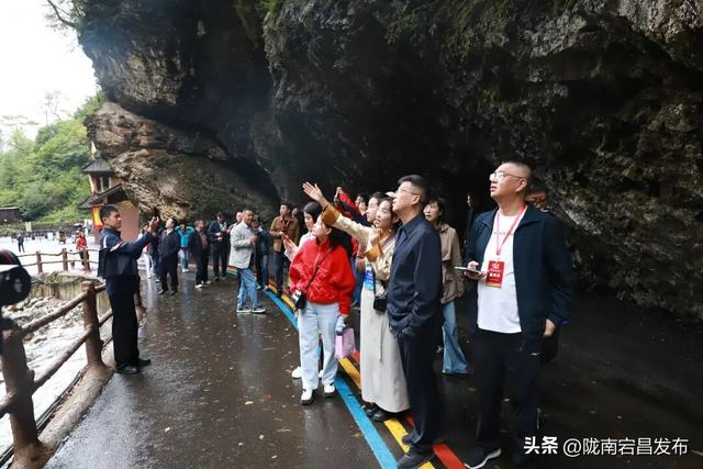 万里长征路•福地哈达铺 | 红色观摩团走进宕昌官鹅沟：赏山水画卷 悟红色初心