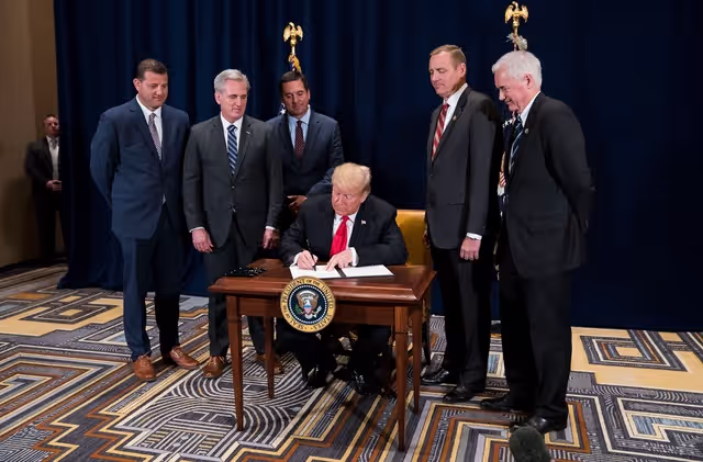 当上总统还不到一年，就急着替自己要免死金牌，特朗普在怕什么？