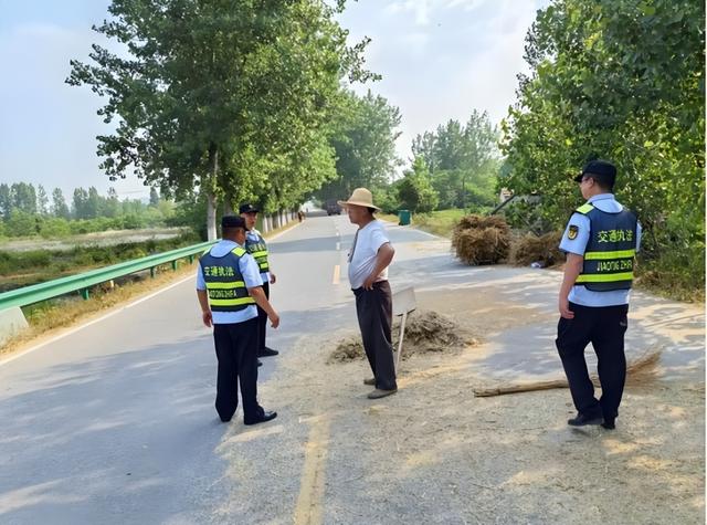 公路晒粮食图鉴！石头拦钉板放碎玻璃片！“死神来了”在乡村重演