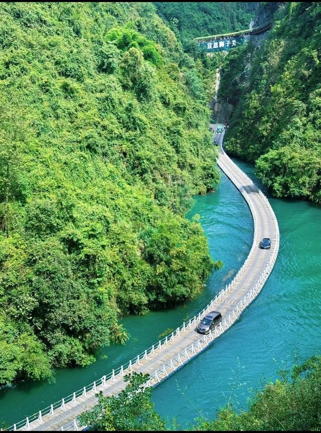 🌄 恩施秘境：地缝悬光，石林溯古，浮桥吻涟漪
