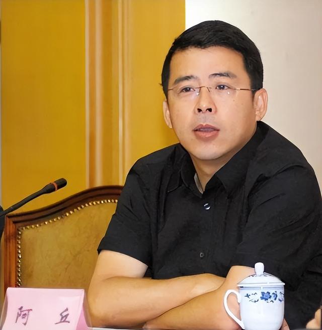 曾扬言要让中国向世界道歉的阿丘，被央视除名后，如今过得怎样
