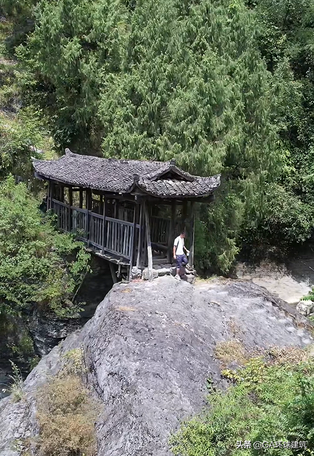 重庆深山惊现“奇桥”：不用一钉，未立一锚，悬空百年不倒！