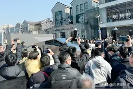 特斯拉赛博皮卡杭州街头亮相！科幻走进现实，2.7秒破百，太火热图片