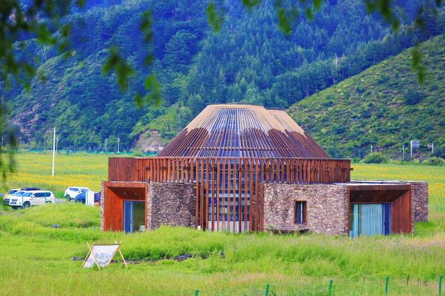木兰围场有一处星空图书馆，获得国际建筑大奖，由吴彦祖亲手建造