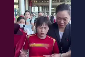 全红婵为国争光归来，机场当面拒收粉丝送花，态度引发争议！图片