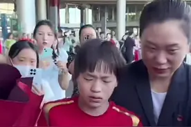 全红婵为国争光归来，机场当面拒收粉丝送花，态度引发争议！图片
