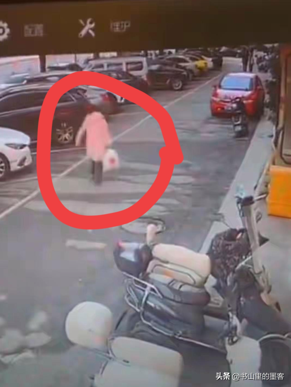 女孩追母身亡后续：舅舅透露内情，孩子父亲只顾领赔偿，不见悲伤