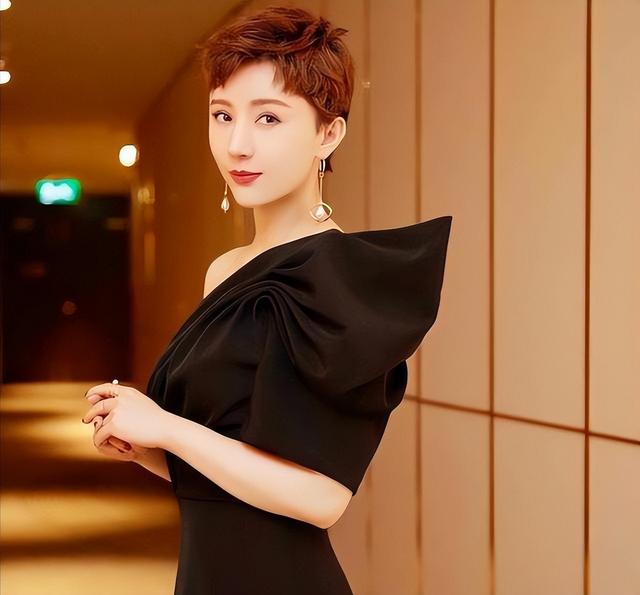 两婚两离、风流成性，64岁娶小30岁美娇妻连生两子，他人生圆满了