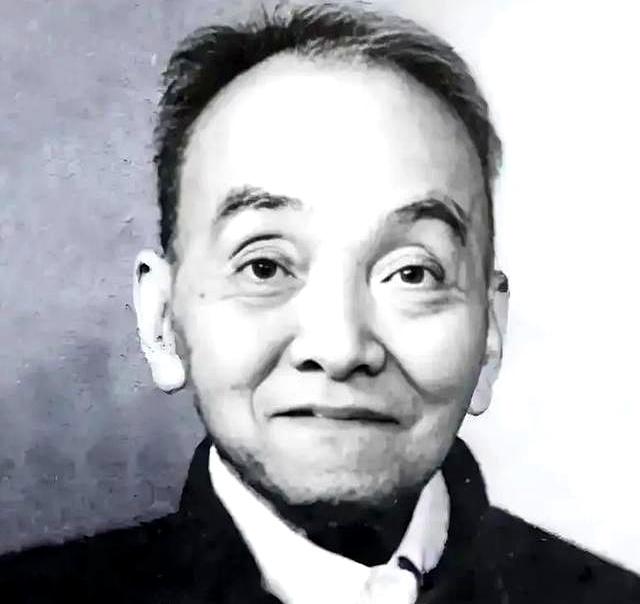 他被判死刑前一天晚上，借口肚子疼上厕所出逃，看守说：早去早回