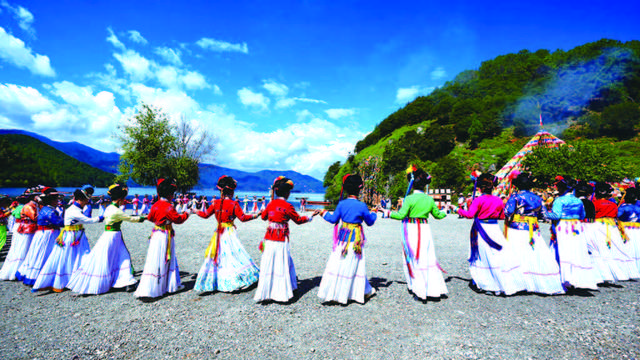2025年凉山州首届泸沽湖转山转海节启幕 “转”出凉山文旅促“三交”新篇章