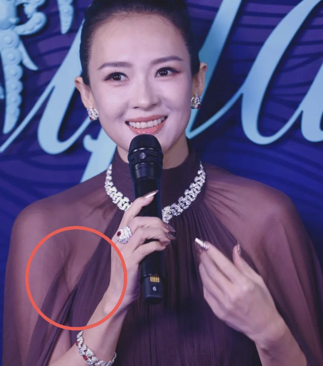 上海红毯，章子怡副乳露尴尬，钟楚曦被网友群嘲，宋雨琦腿太短