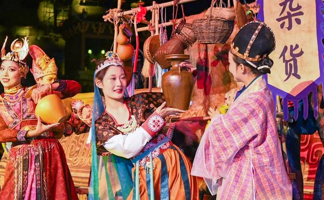 各种沉浸式演艺，大同的夏夜人潮涌动
