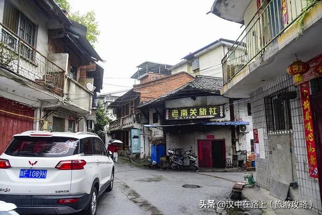 国庆雨中游汉中老街，红旗扮靓美出新样！