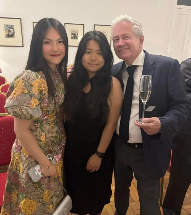 李湘母女到大使馆参加晚宴，15岁王诗龄身材好胖，拿着橙汁去敬酒