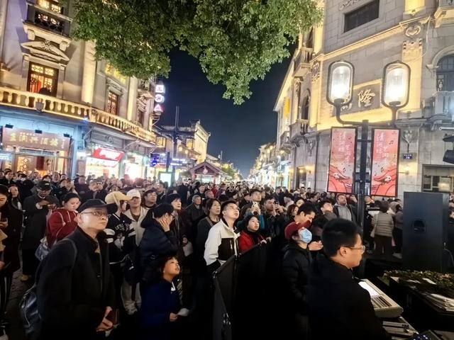夜幕下的清河坊,所有人都在抬头看!是因为……