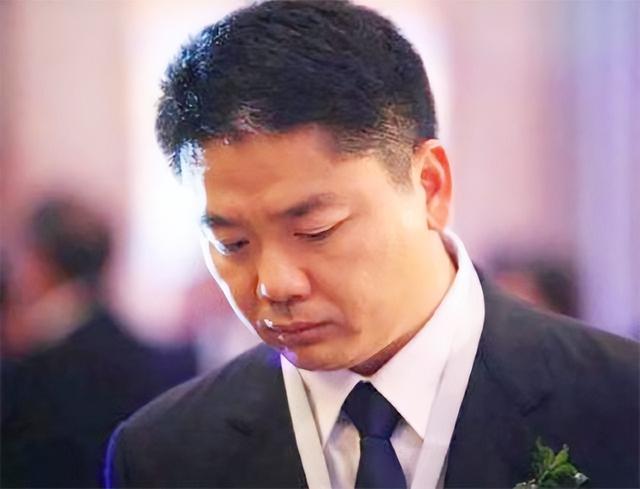 刘强东的两个妹妹：一个已经去世，一个有钱有颜，陪在父母身边