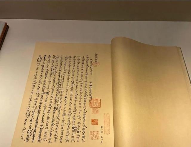 乾隆手抄《红楼梦》真迹展出！这字惊艳了书法界，价值高达上百万
