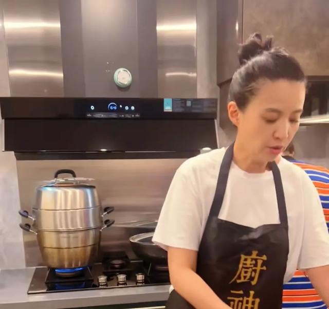 49岁李煜庆祝生日，68岁张丰毅罕见亮相，啜妮和连奕名低调现身！