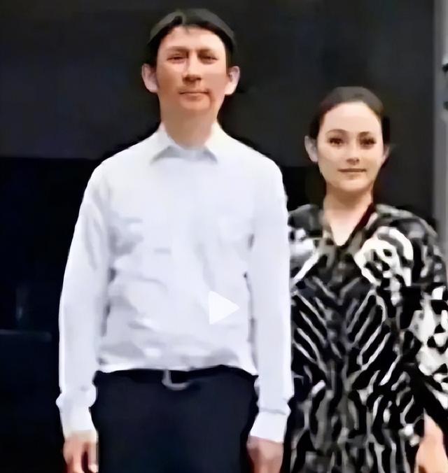 李讷唯一儿子王效芝：职高生，妻子是薄一波外孙女	，介绍人是上将