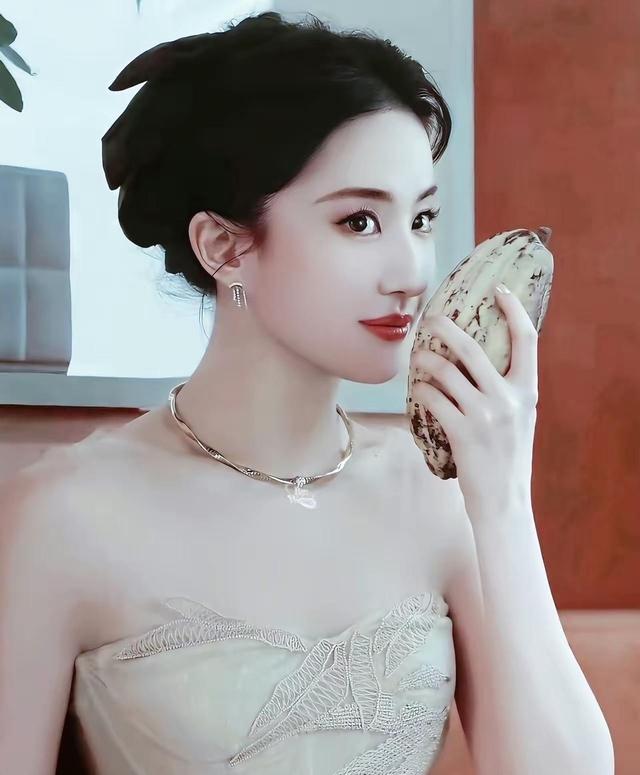 德芙选代言人太绝了，女演员皮肤好到让人嫉妒，合作效果意外