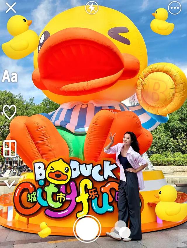 巨型B.Duck小黄鸭“登陆”北京通州万达广场
