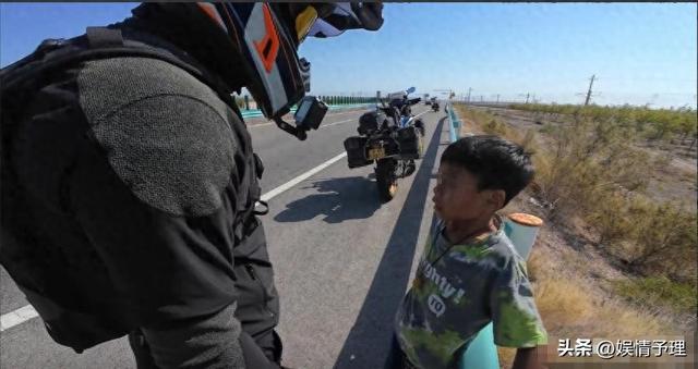 亲爹把儿子扔新疆国道上，妈妈烈日徒步1.5公里寻找，后续很寒心