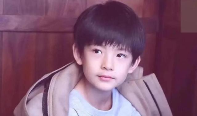 董洁儿子帅到认不出！年仅16岁身高1米8，五官深邃帅过潘粤明