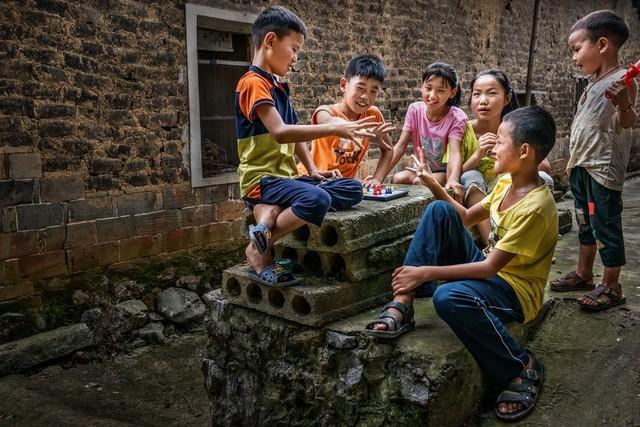漂亮女邻居老公常年出差，她家灯泡总坏，每次都喊我去修