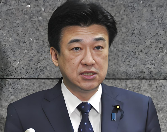 特朗普递刀，高市迎来5路强援，日本开始报复，第一把火烧向东海