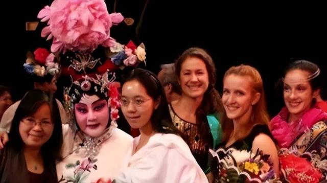 吃里扒外、永不回国？带30名演员留美不归，如今年过花甲归来