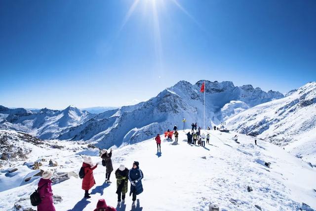 全国各地开始下雪了！达古冰川给你不一样的雪季体验，每一个都让你忍不住出发