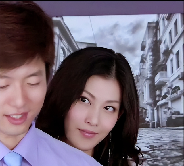 女子偶遇老公陪小三产检，薅其头发泄愤，老公身份被扒，网友气炸