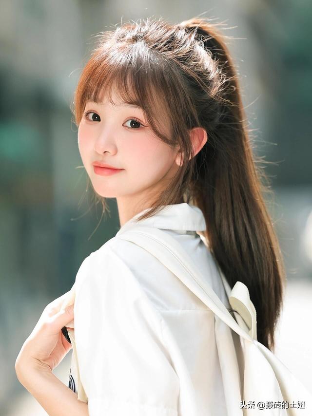 甘肃兰州一校花，楚楚动人，倾国倾城	，这气质堪称校园天花板