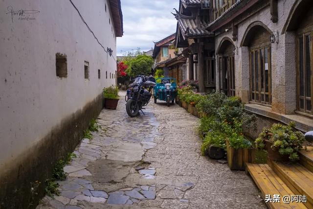 摩旅打卡束河古镇,一不小心进去遛了趟车,石板路况着实感人