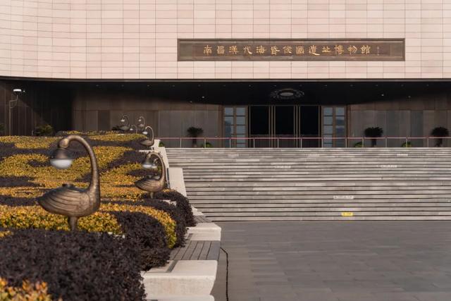今年国庆，为什么是这座城拿了爽文剧本？