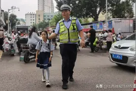 安泽交警“护学岗” 准时就位，新学期“警”然有序图片