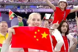 超抢镜！巴黎闭幕式美女外教举五星红旗，曾是俄罗斯奥运冠军！图片