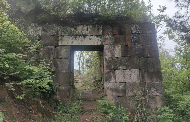 重庆巴南最高峰探秘，云海、古寨，拥有太多的自然奇观与历史古迹